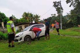 Mangsa yang tidak mematikan enjin kenderaan ketika mengisi minyak turut mengalami kecederaan ringan akibat. Bantuan Terbantut Tayar Kereta Cikgu Terbenam Ketika Jemput Calon Upsr Ke Sekolah Tindakan Guru Besar Tak Disangka Sangka