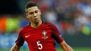 «espero um dia poder jogar no benfica» :: Raphael Guerreiro Dispensado Da Selecao Portuguesa Para Jogo Com Italia Selecao Nacional Sapo Desporto