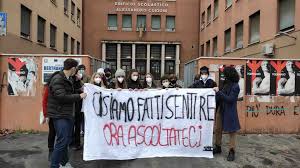Anche gli studenti in piazza per sostenere la protesta. Sciopero Della Dad Gli Studenti In Protesta Tornare A Scuola In Sicurezza Dire It
