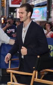 Discussion in 'star style' started by i sort of have his voice in my head about how not to get seduced by money, status or superficial i don't normally like timberlake, but anyone who knows the story for the film or has read the book will know. Andrew Garfield Rocks A Man Bun On Good Morning America Daily Mail Online