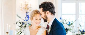 Danach soll die braut zu ihrer hochzeit etwas altes, etwas neues, etwas geliehenes und etwas blaues bei sich tragen und in ihre kleidung integrieren. Klassische Hochzeit So Heiratet Ihr Ganz Traditionell