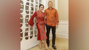 Hari ini saya bersama istri mendatangi dewan pers dan disambut hangat oleh bapak ahmad djauhar & bapak dr.agus sudibyo beserta team, ungkap raul lemos lewat akun instagram miliknya, selasa (18/2). Gaya Krisdayanti Berbusana Kain Tais Sarimbit Hingga Jumpsuit Cantik Tempo Co