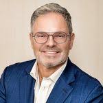 Lindsay Stott's Instagram, Twitter & Facebook