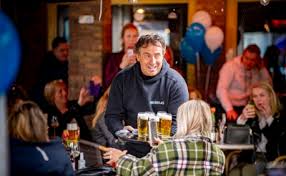 On this album all of marco borsato 's greatest hits since 1994's marco up until 2002's luid en duidelijk are collected. Marco Borsato En Rolf Sanchez Voor Eventjes Ober Bij T Hart Van Boxtel Brabants Centrum