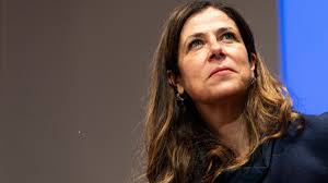 Mario Guerrini, storico cronista RAI, analizza il fenomeno del banditismo.  Ne vien fuori una panoramica esaustiva e con dovizia nel particolare.