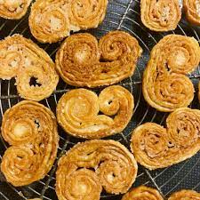 On peut y mettre quasiment n'importe quoi, du moment que ce l'idée, c'est de mettre le contenu sur la pâte, de rabattre un couvercle de pâte sur ton feuilleté en pliant un peu les bords pour que ça tienne fermé. Palmiers Faits Avec Un Reste De Pate Feuilletee Journal De Ce Que Je Mange