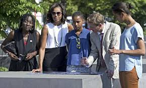 Ende februar schickt rtl wieder 14 mehr oder minder bekannte promis auf deutschlands beliebtestes. Michelle Obama Takes Her Daughters To Berlin S Holocaust Memorial Daily Mail Online
