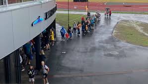 Jula jessheim finner du i henrik bulls veg 102 rett ved riksvei 174, hvor vår nærmeste nabo er meny, bohus, jysk, gausdal landhandleri og rema1000. Jessheim Jessheimbadet Na Er Det Ko For A Komme Inn Pa Jessheimbadet Vi Anbefaler A Ta Turen Senere