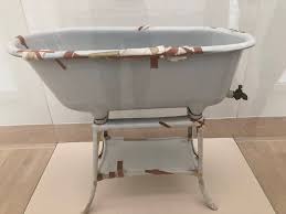 Beuys jedoch beharrte lange auf den „einmaligen schöpfungs­akt, schließlic­h ließ er sich aber darauf ein, die saubere badewanne „neu zu bearbeiten. Alemanortes 2019 2019