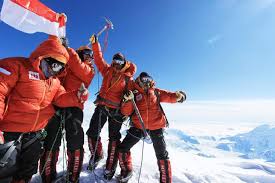 Gerobak listrik (gelis) yang diproduksi oleh pt solar panel indonesia (spi) disebutkan terjual hingga puluhan unit setiap bulannya. Pendaki Wanita Indonesia Capai Puncak Everest
