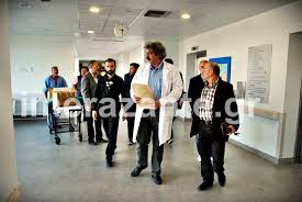 Κατά το χειρουργείο, ένα υγιές αιμοφόρο αγγείο λαμβάνεται από το πόδι, το χέρι ή το στήθος και συνδέεται με την αρτηρία της καρδιάς (στεφανιαία αρτηρία) έτσι ώστε το αίμα να παρακάμπτει τη. Fwtografies Neo Sooy Polakh Me Stolh Xeiroyrgeioy Sto Nosokomeio Zakyn8oy