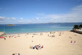 Elle dispose d'un centre nautique (du côté de cannes) et de deux. Plage Des Sables Blancs Douarnenez Tourisme Bretagne