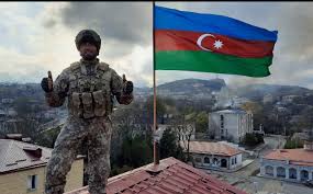 As azerbaijan was formerly a soviet republic, the naval ensign of azerbaijan closely mimics the old flag of the state border service of azerbaijan. Aserbaidschanischer Soldat Der In Schuscha Die Aserbaidschanische