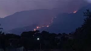 Μάλιστα, η φωτιά ξέσπασε σε δασική έκταση που βρίσκεται κοντά σε οικισμό και υπάρχουν πολύ δυνατοί άνεμοι αυτή την στιγμή στην περιοχή που δυσκολεύουν το έργο της πυροσβεστικής. Mainetai H Fwtia Sto Loytraki Sth Maxh Ta Enaeria Mesa