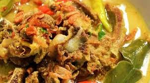 Daging kambingnya yang empuk dan gurih membuat gulai atau gule kambing ini banyak disukai masyarakat nusantara apalagi ditemani dengan sate kambing. Fopcaolmvzrgmm