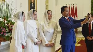 Tengku putri najuwa family life. Diajak Swafoto Tiga Putri Raja Nan Cantik Begini Ekspresi Jokowi