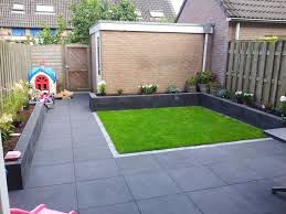 kleine tuin met gras tuin ideeen tuin ideeen tuin betegelen tuin