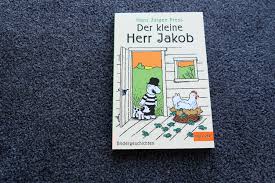 Der kleine herr jakob, unverkennbar mit seinem strubbelbart, melonenhut und dem ringelhemd, ist ein liebenswerter, witziger und gewitzter bursche. Candy S Secondhand Der Kleine Herr Jakob Bildergeschichten Taschenbuch Vp 3 Facebook