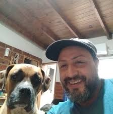 La estructura se cayó completamente sobre la vereda, donde se ubicaba un  contenedor. Personal de Defensa Civil se traslada a la zona para corroborar  la seguridad del área. Mirá las imágenes.