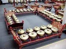 Satu perangkat gamelan terdiri dari instrumen saron, demung, gong, kenong, slentem, bonang, peking, gender dan beberapa instrumen lainnya. This Is Gamelan A Set Of Traditional Music Instruments There Are Three Kinds Of Gamelan Which Are Javanese Gamelan Sundanese Gam Musik Tradisional Musik Alat
