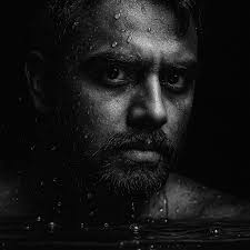 恐懼 #KlingAi 咒語 Create an image of a person's face captured in extreme  close-up, their expression one of absolute terror. The background is  shrouded in darkness, emphasizing the person's face as the