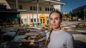 Jenny lina sofia englund warda är 44 år och bor i en villa i långbro, älvsjö. Det Stora Hos Strindberg Ar Drommarna Som Aldrig Blev Av Dn Se