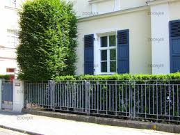 Zaun Aus Schmiedeeisen Mit Hecke Bild 89711 Schmiedeeisen Zaun Schmiedeeiserne Zaune Zaun