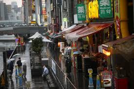快醒醒，英雄。 距游戏首次公布的八年后， 《赛博朋克2077》终于正式和大家见面了。 进入夜之城的钥匙现在就握在你的手中。 是时候偷一波装备，寻一些刺激或是来一两场超梦体验了! R 3jbz9wvi3oim