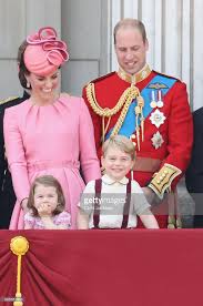 Em 1939, o rei george vi e a rainha elizabeth, pais de elizabeth, foram a um evento na faculdade na marinha, onde philip estudava. Pin By Joao Leite De Almeida Filho On Kate Prince William And Kate Princess Charlotte Prince William And Catherine