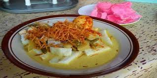 Lontong sayur banjar biasanya menggunakan beberapa potong lontong dengan sayur nangka muda yang dimasak khas banjar. Ini 5 Makanan Khas Medan Saat Lebaran Salah Satunya Gulai Nangka Muda