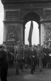 General Charles De Gaulle Who Led The French Government In Exile For Four Long Occasionally Despairi Histoire En Francais Histoire De Paris Histoire Du Monde