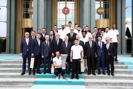 Finalde anadolu efes ile fenerbahçe beko kozlarını paylaştı. Fenerbahce Beko On Twitter Avrupa Sampiyonu Fenerbahcemizden Cumhurbaskani Erdogan A Ziyaret Https T Co 3wzif8bc1z