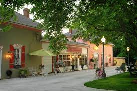 Miss Gilmores Carriage House Weddings Venue Springfield Mo Serving Branson Area Weddings Wedding In Springfield Ms Gilmo House Styles House Carriage House