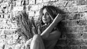 Ajunsa la 43 de ani, andreea se considera o femeie libera, drept pentru care isi permite sa faca orice. Andreea Raicu A Pozat Nud La 41 De Ani Pozele Fac SenzaÈ›ie In Mediul Virtual Unica Md