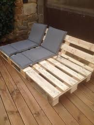 Ein Holzdeck Und Das Erste Palettenprojekt Wohn Blogger Outdoor Dekorationen Palettenmobel Garten Mobel Aus Paletten