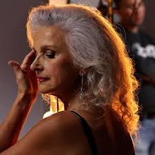 Pin By Pamela Wood On Elegancia Idade Beleza Apaixonante Long Hair Older Women Long Gray Hair Gorgeous Gray Hair