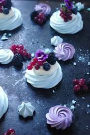 Une Version Individuelle De Pavlova Chocolat Blanc Et Fruits Rouges Avec Une Ganache Montee Gourmande Et Des Fruits Dessert Restaurants Sweet Desserts Desserts