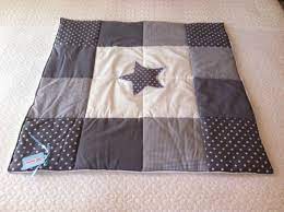Sehr gut geeignet ist baumwoll webware. Das Perfekte Geschenk Zur Geburt Krabbeldecke Mit Stern Baby Bettwasche Baby Krabbeldecke Quilt Baby
