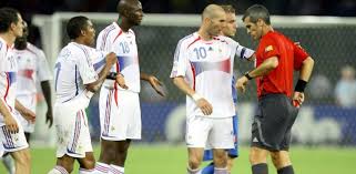 Sélectionner une édition coupe du monde de la fifa 2026™ qatar 2022 russie 2018 brésil 2014 afrique di sud 2010 allemagne 2006 corée/japon 2002 france zidane, ronaldo, bergkamp, owen, beckham, suker, un mystérieux malaise, et une victoire française inoubliable : L Expulsion De Zidane Racontee Par L Arbitre De La Finale France Italie