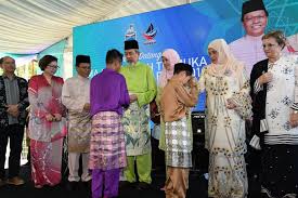 Semasa menghadiri rumah terbuka tersebut para semasa menghadiri rumah terbuka juga, para tetamu yang terdiri daripada pelbagai kaum akan memahami budaya dan adat resam kaum lain. Ribuan Rakyat Pelbagai Kaum Dan Agama Hadiri Rumah Terbuka Ketua Menteri Sabah Sabah Post