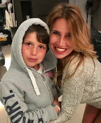 Juan ferney otero, 26, aus kolumbien ➤ santos laguna, seit 2020 ➤ rechtsaußen ➤ marktwert: Tiene 10 Anos Quiere Ser Cocinero Y Disenador Y Ha Ido Al Colegio En Pijama Juan Otero El Simpatico Hijo De Flor Pena Infobae