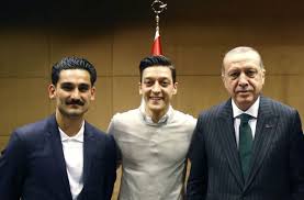 Ilkay gündogan (r., im zweikampf mit will vaulks) legte vier tore auf. Foto Mit Erdogan Mesut Ozil Und Ilkay Gundogan Stellen Sich Ins Abseits Fussball Stuttgarter Nachrichten