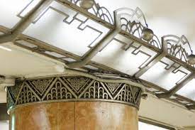 これがどこの駅か 分るでしょうか 答は 地下鉄銀座線 三越前駅 正確に言うと 駅の改札を出て 日本橋三越本店に到る連絡通路です デパートで 沈壽官展 を見た後 今も街に残るアール デコの意匠を 日本橋と神保町で探してみました アールデコ 意匠 ルネ