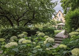 Seit dem jahr 2010 vergibt die heinz sielmann stiftung in deutschland die auszeichnung gartentier des jahres. Sieger Stehen Fest Garten