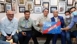 Contact cpf cancelado on messenger. Bolsonaro Debocha De 380 Mil Mortos E Tira Foto Com Cpf Cancelado