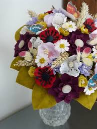 Pour votre bouquet de mariée comme pour vos compositions florales n'hésitez pas à utiliser des cosmos, des tournesols, des œillets, des roses branchues, des pois de senteur… voici un joli bouquet de fleurs sauvages composé de marguerites et de coquelicots. M 7ylz7efotinm