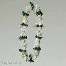 White Dendrobium Orchids Lei And Green Leaf Is Beautiful White Dendrobium Orchids Dendrobium Orchids Orchid Lei