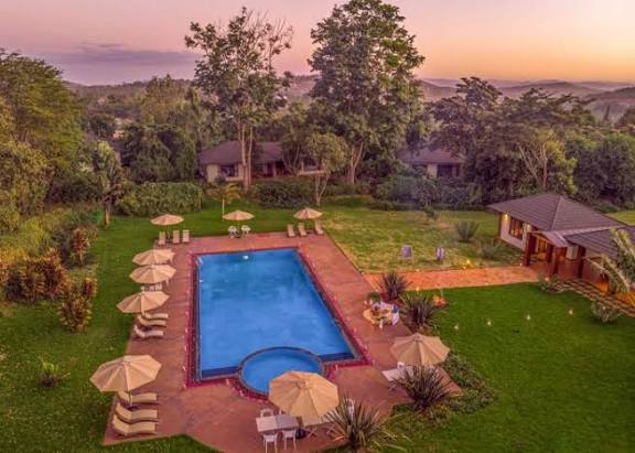 Swimming Pool & Spa - Acacia Farm Lodge & Serengeti Bliss