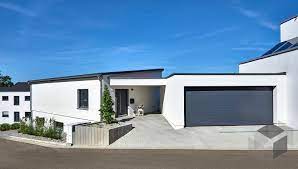 Aufklappbare türen aus metall schließen die stellfläche über nacht und sorgen so für größtmögliche sicherheit vor raub oder vandalismus. Garage Vorn Am Haus In Hanglage Haus Fertighauser Haus Am Hang