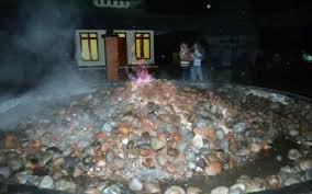 Api abadi kayangan api adalah berupa sumber api abadi yang tak kunjung padam yang terletak pada kawasan hutan lindung di desa sendangharjo, kecamatan ngasem, kabupaten bojonegoro, jawa timur.1 kompleks kayangan api merupakan fenomena geologi. Yuk Kunjungi Wisata Api Abadi Yang Tak Pernah Padam Merahputih